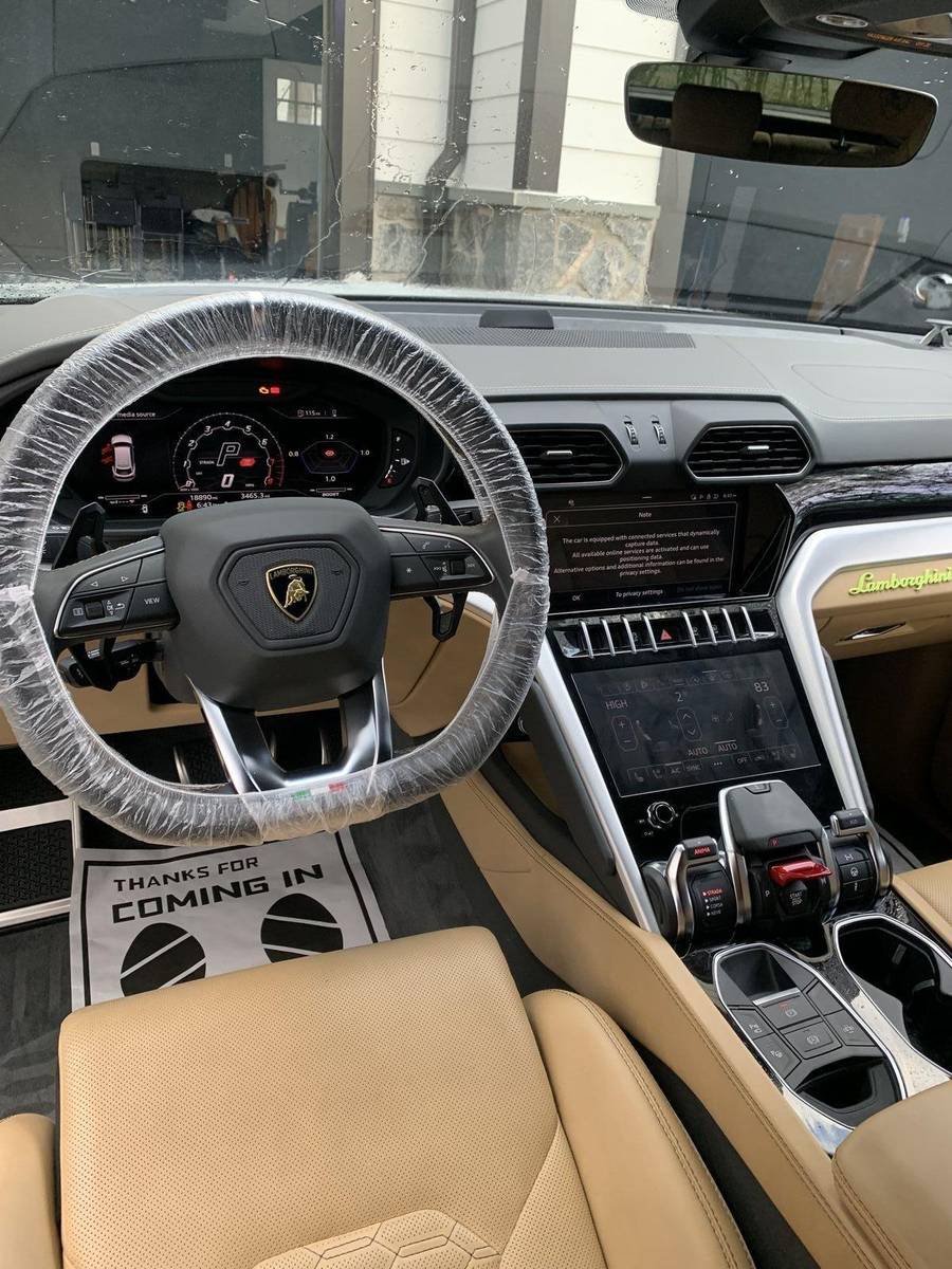 Lambo Urus Interior